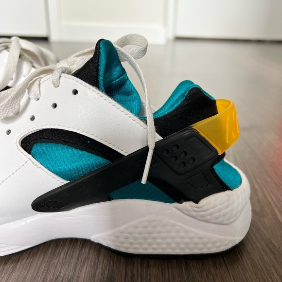 New Nike Air Huarache “Peace Love Swoosh” size 9 - Picture 5 of 10